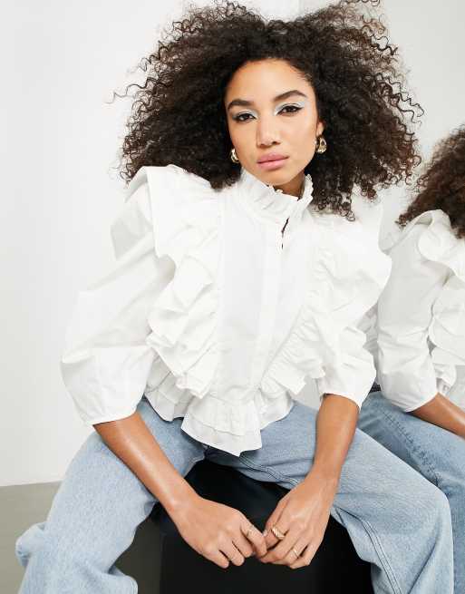 ASOS EDITION - Højhalset skjorte med flæsedetaljer i hvid