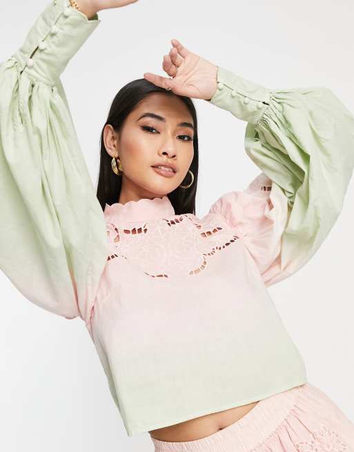 ASOS EDITION - Højhalset top med udskårne broderinger og ombre-design