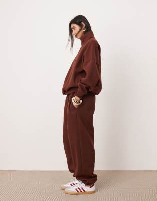ASOS EDITION - Hochwertige Oversize-Jogginghose aus schwerem Stoff in Schokobraun