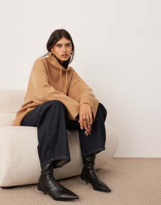 Thumbnail - ASOS EDITION - Hochwertiger Pullover aus kompaktem Strick in Camel mit hohem Kragen-Neutral