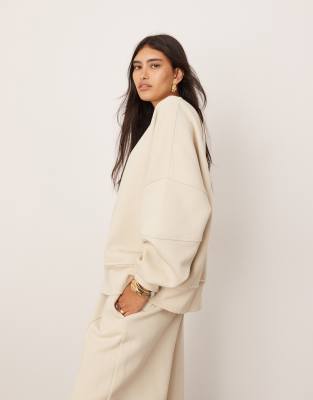 ASOS EDITION - Hochwertiges, schweres Sweatshirt in Hellbeige mit Ziernaht-Bunt