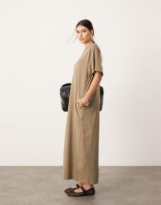 ASOS EDITION - Hochwertiges T-Shirt-Maxikleid in Khaki mit Taschen-Weiß