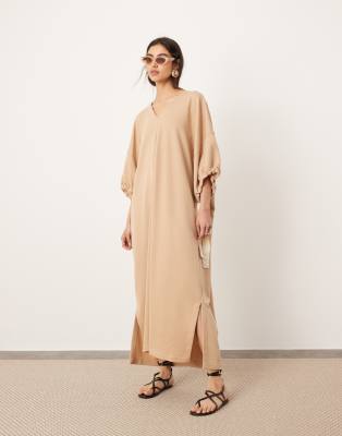 ASOS EDITION - Jersey-Pulloverkleid in Kamelbraun mit V-Ausschnitt, Oversize-Schnitt und farblich abgesetztem Bindedetai...