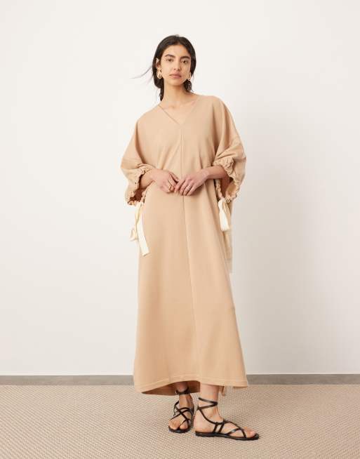 ASOS EDITION – Jersey-Pulloverkleid in Kamelbraun mit V-Ausschnitt, Oversize-Schnitt und farblich abgesetztem Bindedetail, 4 von 4
