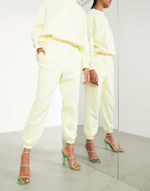 ASOS Edition - Joggers con fondo elasticizzato in giallo pallido