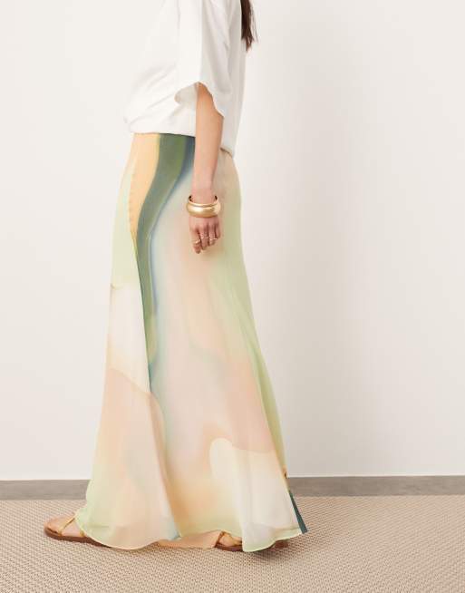 ASOS EDITION - Jupe longue coupée en biais à imprimé dégradé, 2 de 5