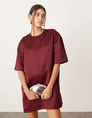 ASOS EDITION - Kastiges T-Shirt-Minikleid aus Satin in Weinrot mit Struktur