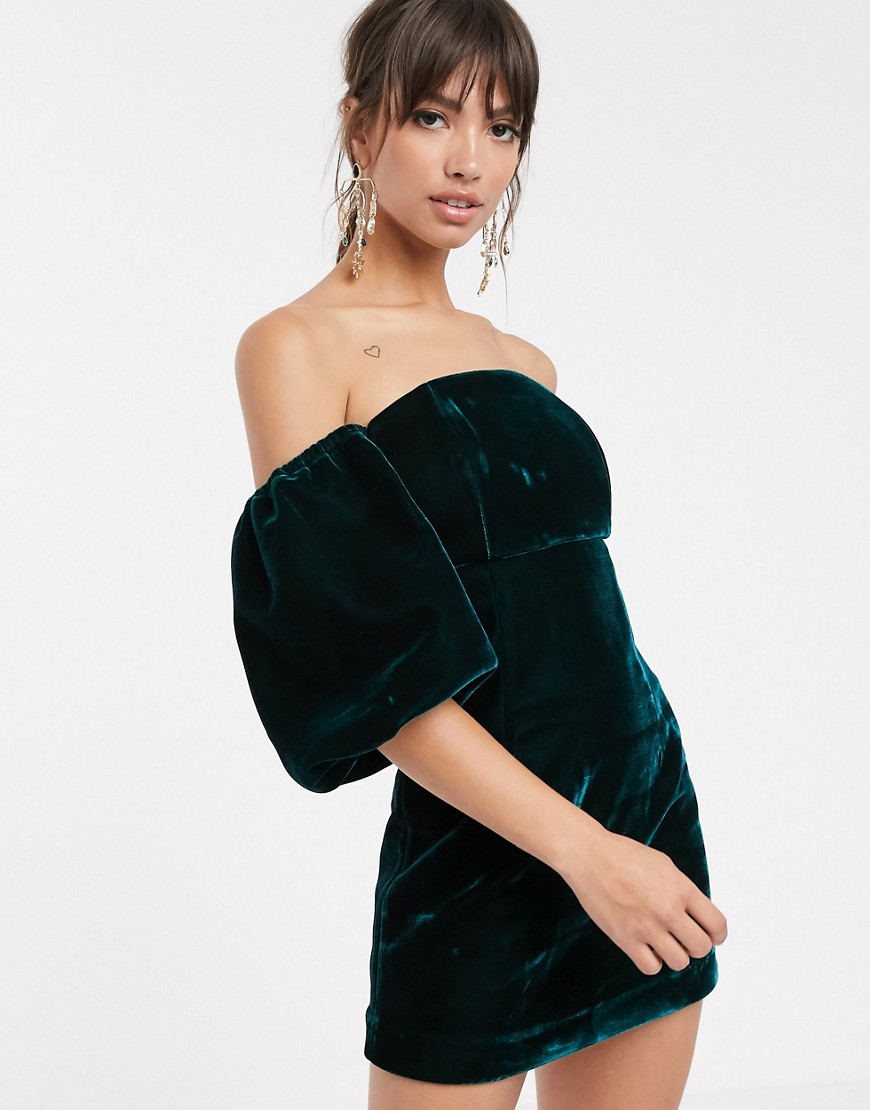 ASOS EDITION – Kort off shoulder-klänning i sammet med puffärm-Grön