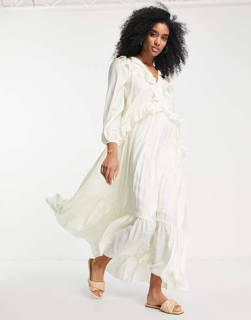 ASOS EDITION – Krämvit maxiklänning med v-ringning och volanger