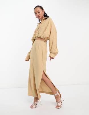 ASOS EDITION - Kurz geschnittenes Hemd mit Fledermausärmeln und elastischem Detail hinten in Camel-Neutral