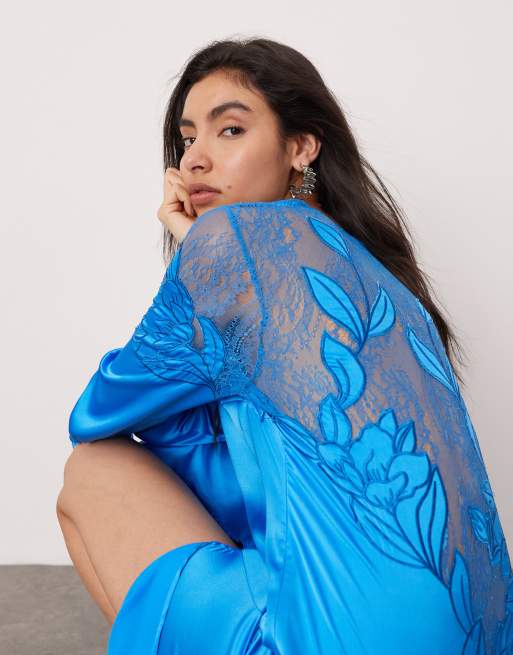 ASOS EDITION – Langärmliges, besticktes Maxikleid in Kobaltblau mit geradem Schnitt und Spitzeneinsatz, 3 von 4