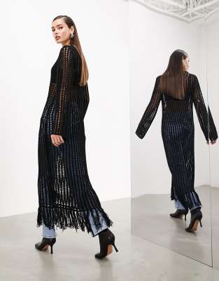 ASOS EDITION - Langärmliges, grobmaschiges Maxi-Strickkleid in Schwarz mit Quastenbesatz