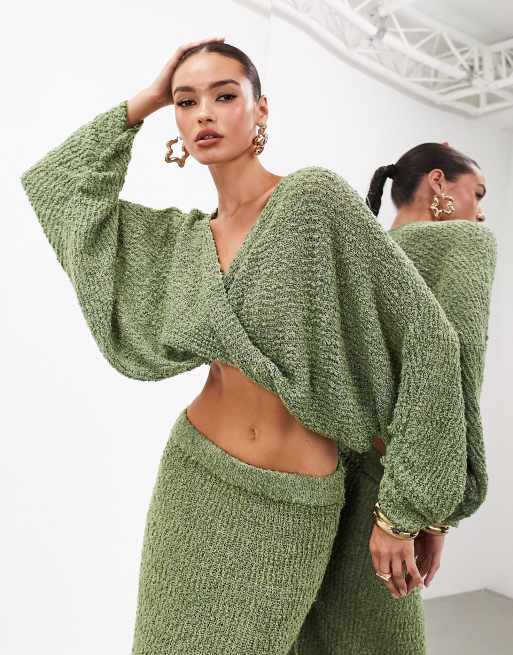 ASOS EDITION – Langärmliges, leicht durchscheinendes Strickoberteil in Moosgrün mit verdrehter Vorderpartie