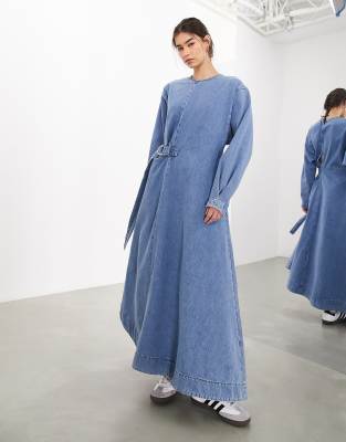 ASOS EDITION - Langärmliges Maxi-Jeanskleid in mittelblauer Waschung mit D-Ring