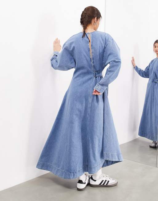 ASOS EDITION – Langärmliges Maxi-Jeanskleid in mittelblauer Waschung mit D-Ring, 4 von 4