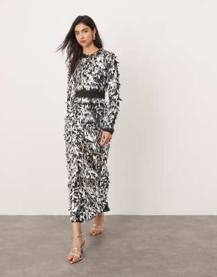 ASOS EDITION - Langärmliges Maxikleid in Silber mit konturierendem Taillendetail und Scherbenpailletten-Verzierung