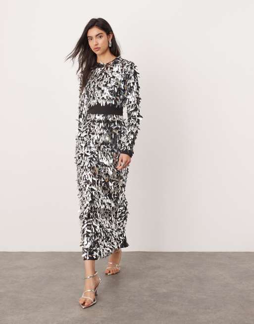 ASOS EDITION Langarmliges Maxikleid in Silber mit konturierendem Taillendetail und Scherbenpailletten Verzierung