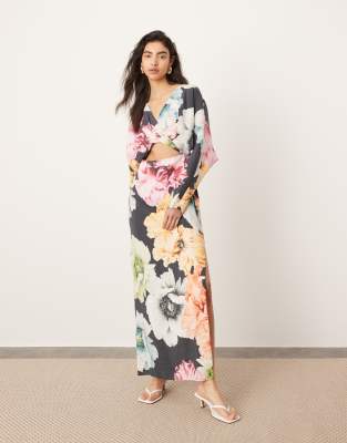 ASOS Edition - Langärmliges Midikleid mit übergroßem buntem Blumenmuster und Zierausschnitten