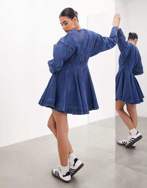 ASOS EDITION – Langärmliges Mini-Jeanskleid in Mittelblau mit Ziernaht, 4 von 4