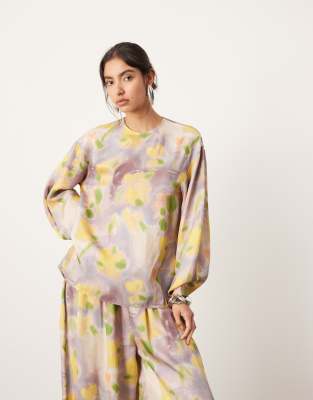 ASOS EDITION - Langärmliges Oberteil aus Satin mit verschwommenem Blumenmuster, Kombiteil-Bunt