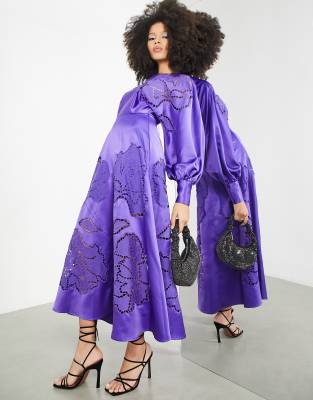 ASOS EDITION - Langärmliges Satin-Midikleid in Lila mit Lochmuster