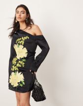 Thumbnail - ASOS EDITION - Langärmliges, schulterfreies Minikleid aus Satin in Schwarz mit Blumenstickerei
