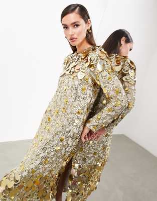 ASOS EDITION - Langärmliges, wadenlanges Kleid in Gold mit geradem Schnitt und gestapelten, bunten Pailletten-Goldfarben