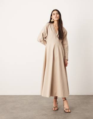 ASOS EDITION - Langärmliges, wadenlanges Kleid in Steinbeige mit V-Ausschnitt-Neutral