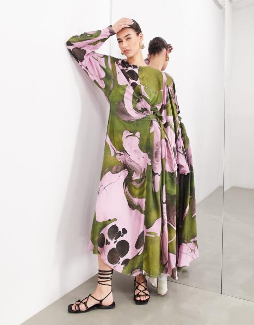ASOS EDITION - Langærmet maxikjole med D-ring og abstrakt print i kakigrøn, 4 af 4