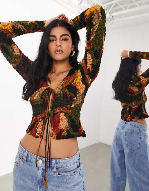 ASOS EDITION - Langærmet top med bindebånd foran og utydeligt print i krølstof