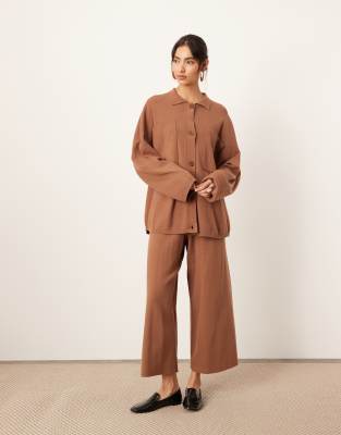 ASOS EDITION – Ljusbrunt, stickat set med överdel med knäppning och byxor med vida ben - view 1