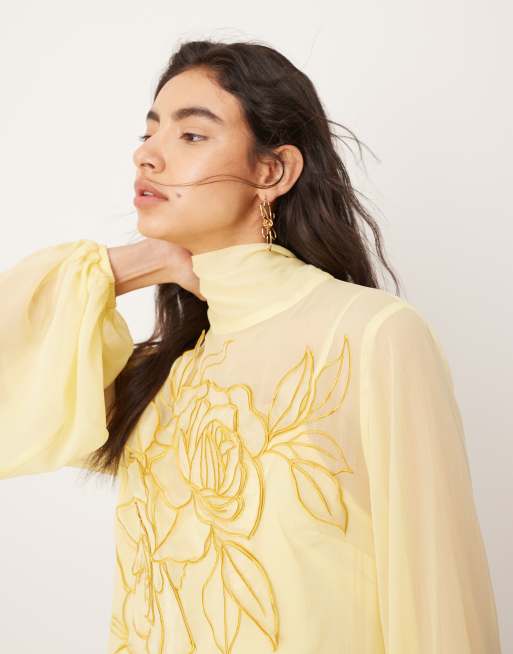 ASOS EDITION – Ljusgul maxiklänning i utsvängd modell med blusärmar, knytning och blommor, 2 av 4