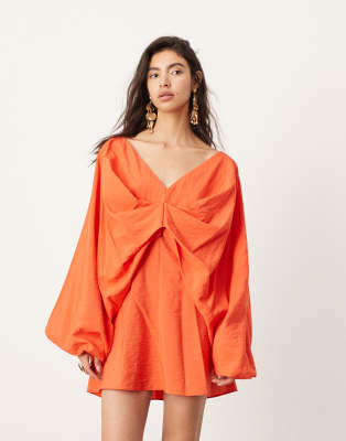 ASOS EDITION - Locker fallendes Minikleid in leuchtendem Orange mit V-Ausschnitt-Bunt