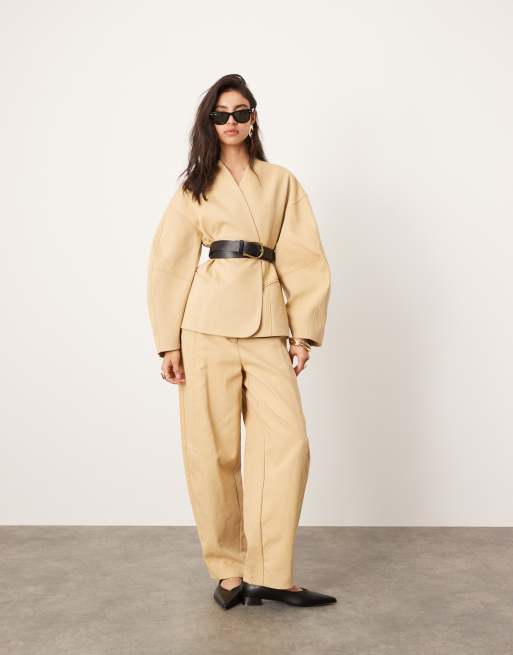 ASOS EDITION - Lysebrunt twillsæt med bukser med lommedetalje, jakke med ovale ærmer og indsyet talje