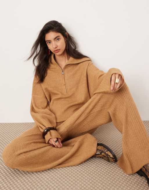 ASOS EDITION - Maglione oversize color cammello a coste con zip corta e colletto in coordinato