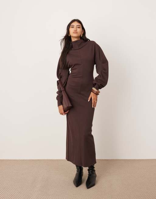 ASOS EDITION - Mahognibrun tekstureret midaxikjole med søjlesnit og plisserede ærmer i jersey 