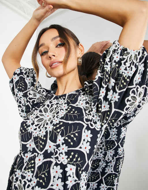 ASOS EDITION – Marinblå midiklänning med panelsydd nederkant och geometriskt, blommigt broderi, 3 av 4