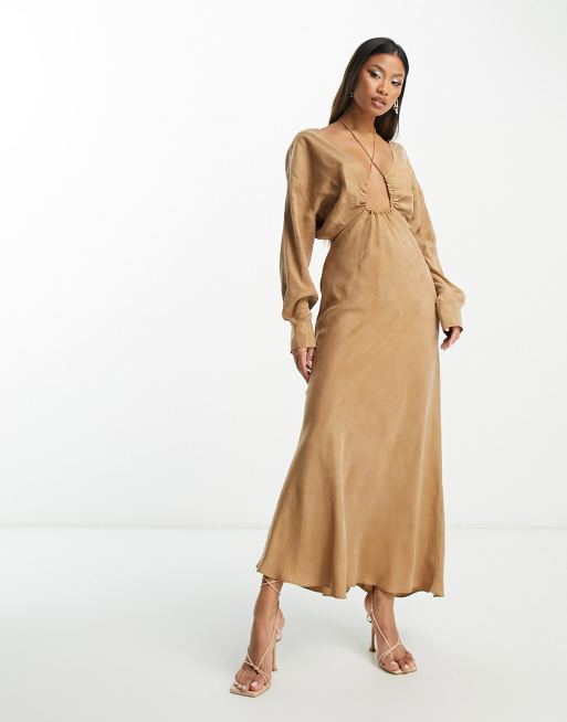 ASOS EDITION – Marszczona ściągana na sznurek sukienka maxi w kolorze mokki z wycięciem
