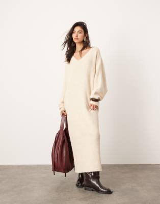 ASOS EDITION - Maxi-Strickkleid in Hellbeige mit V-Ausschnitt-Weiß