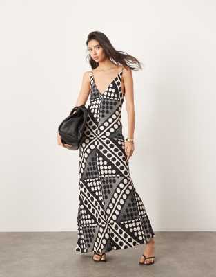 ASOS EDITION - Maxi-Trägerkleid in Schwarz-Weiß mit gepunktetem Schalmuster-Bunt