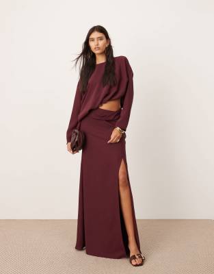 ASOS EDITION - Maxikleid in Burgunderrot mit drapiertem Design und Zierausschnitt an der Taille-Lila