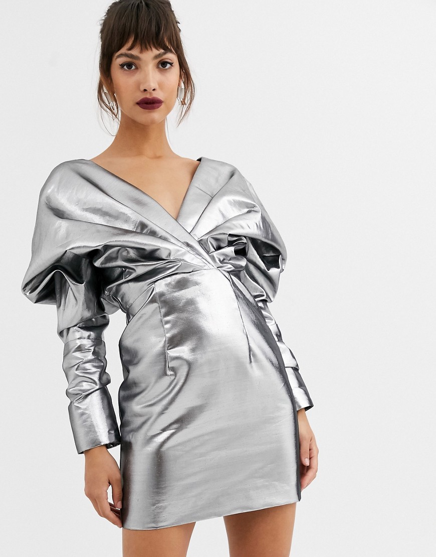 ASOS EDITION – Metallic-färgad cocktailklänning med extrem axeldetalj-Silver