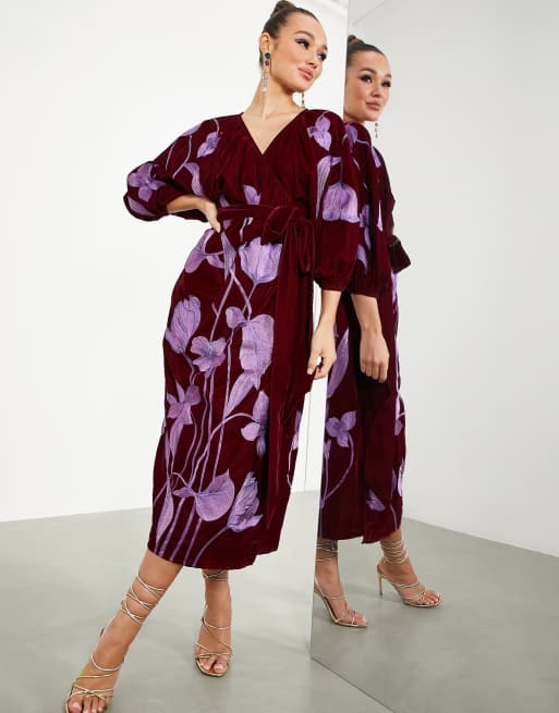 ASOS EDITION – Midi-Wickelkleid aus Samt in Weinrot mit Blumenstickerei