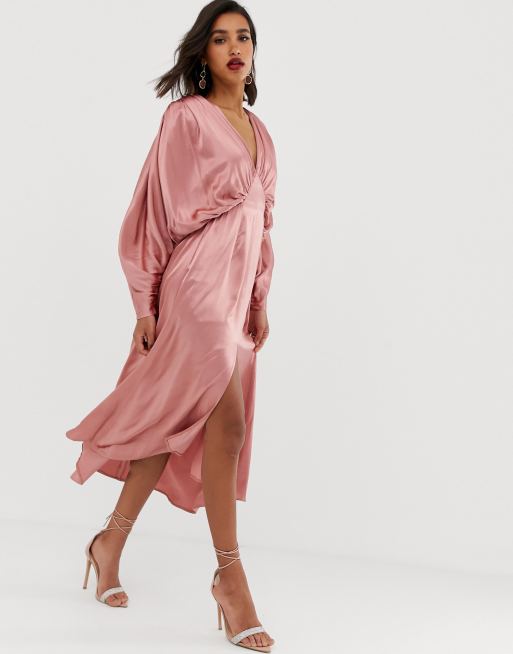ASOS EDITION – Midiklänning i satin med ryschad pingvinärm