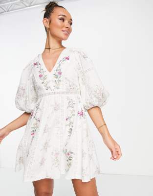 ASOS EDITION - Minikleid in Creme mit Blumenstickerei und Spitzeneinsätzen-Weiß