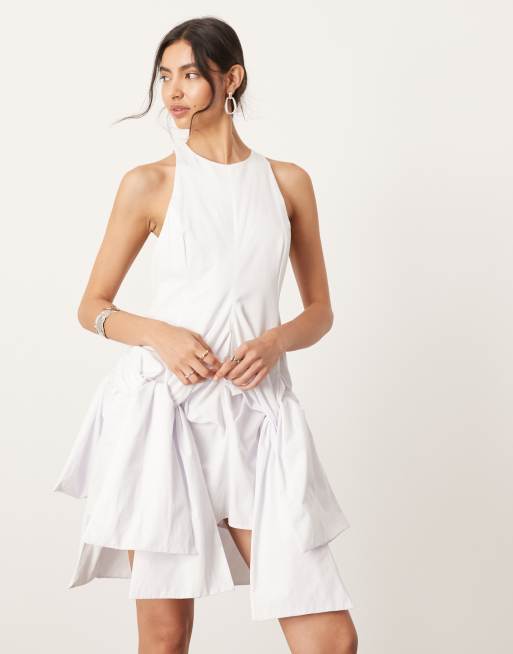 ASOS EDITION – Minikleid in Weiß mit Racer-Ausschnitt, tief angesetzter Taille und Rock mit Knotendetail 