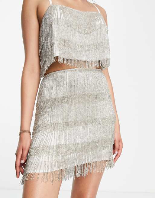 ASOS EDITION – Set in Silber aus Camisole-Oberteil mit Perlen- und Fransenverzierung sowie Minirock, 2 von 3