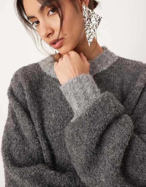 ASOS EDITION – Mörkgrå, stickad tröja i bouclé och oversize med kontrasterande ringning, 2 av 4