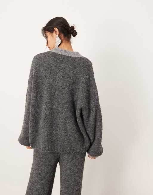 ASOS EDITION – Mörkgrå, stickad tröja i bouclé och oversize med kontrasterande ringning, 4 av 4