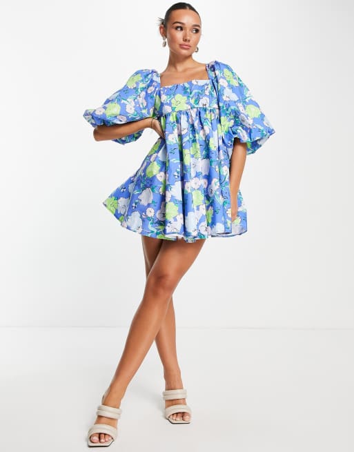 ASOS EDITION – Niebieska odcinana pod biustem sukienka mini z bufkami w abstrakcyjny kwiatowy wzór